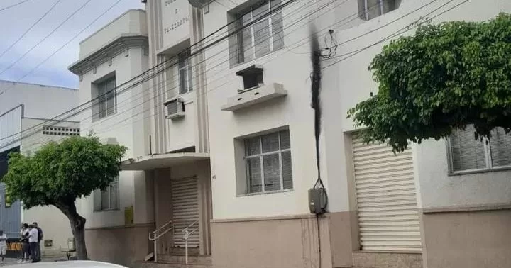 Em-Juazeiro-do-Norte-curto-circuito-paralisa-atividades-na-Agencia-Central-dos-Correios-aspect-ratio-40-21