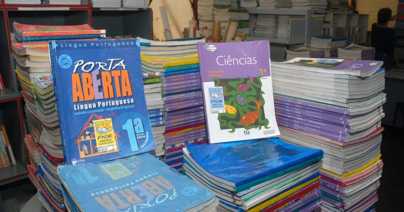 MEC-ainda-nao-comprou-240-milhoes-de-livros-mas-afirma-que-ja-tem-a-verba-necessaria-aspect-ratio-40-21
