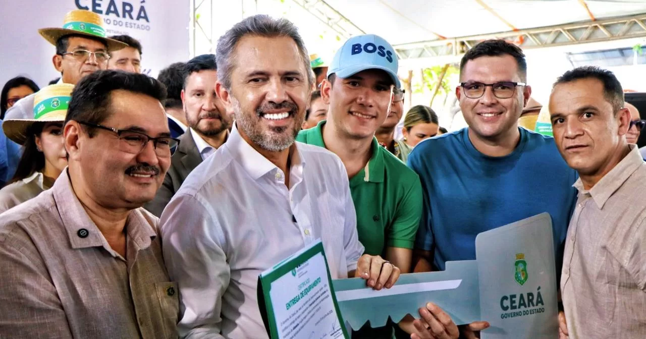 Vereadores-Ana-Maria-e-Nonato-ao-lado-de-Sergio-Alencar-garantem-trator-para-Associacao-QuilomboCachimbo-em-Altaneira-aspect-ratio-40-21