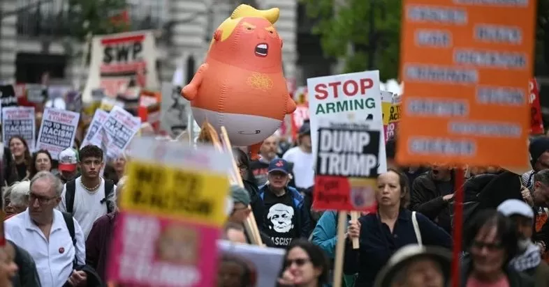 Milhares-de-manifestantes-protestam-contra-Trump-em-Londres-aspect-ratio-40-21