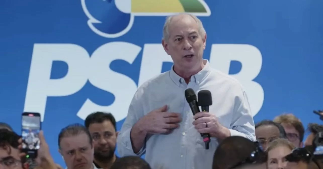 Ciro-Gomes-oficializa-filiacao-ao-PSDB-em-Fortaleza-com-forte-gesto-a-oposicao-do-Cariri-aspect-ratio-40-21