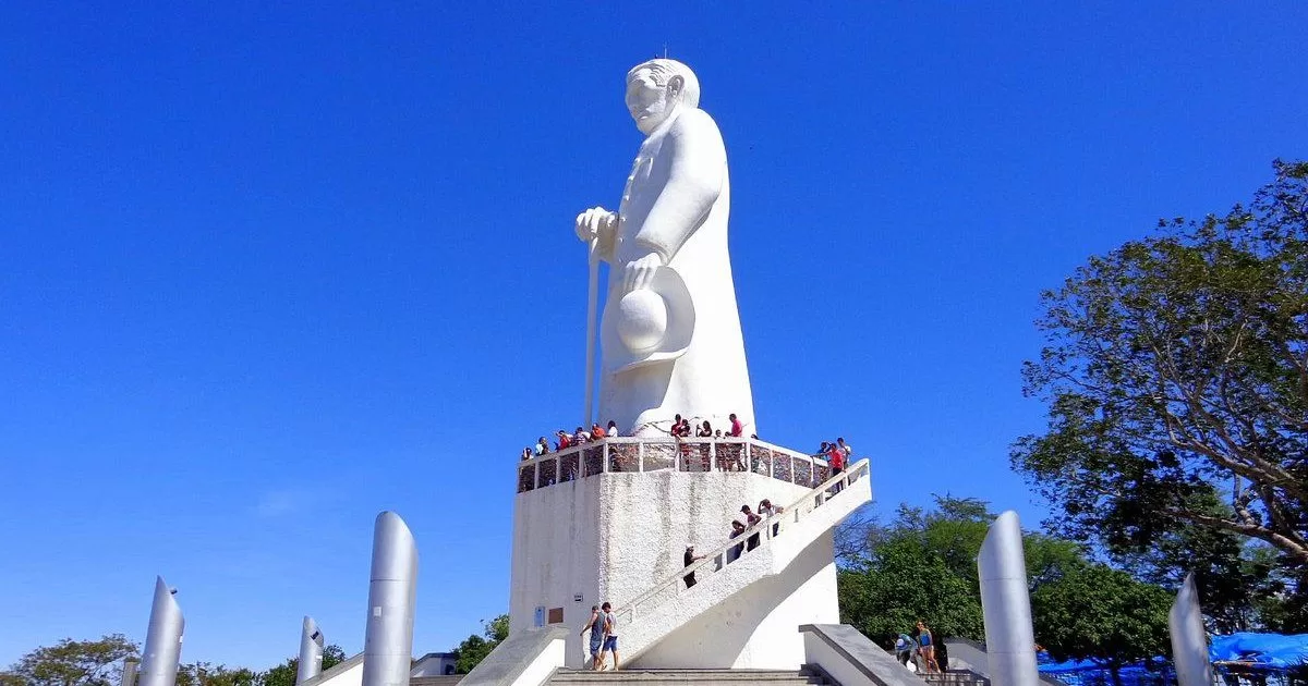 Estatua-do-Padre-Cicero-completa-56-anos-simbolo-da-fe-romeira-em-Juazeiro-do-Norte-aspect-ratio-40-21