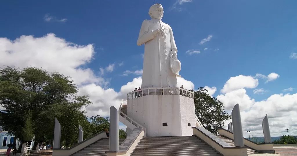 padre-cicero-estatua-10-aspect-ratio-40-21