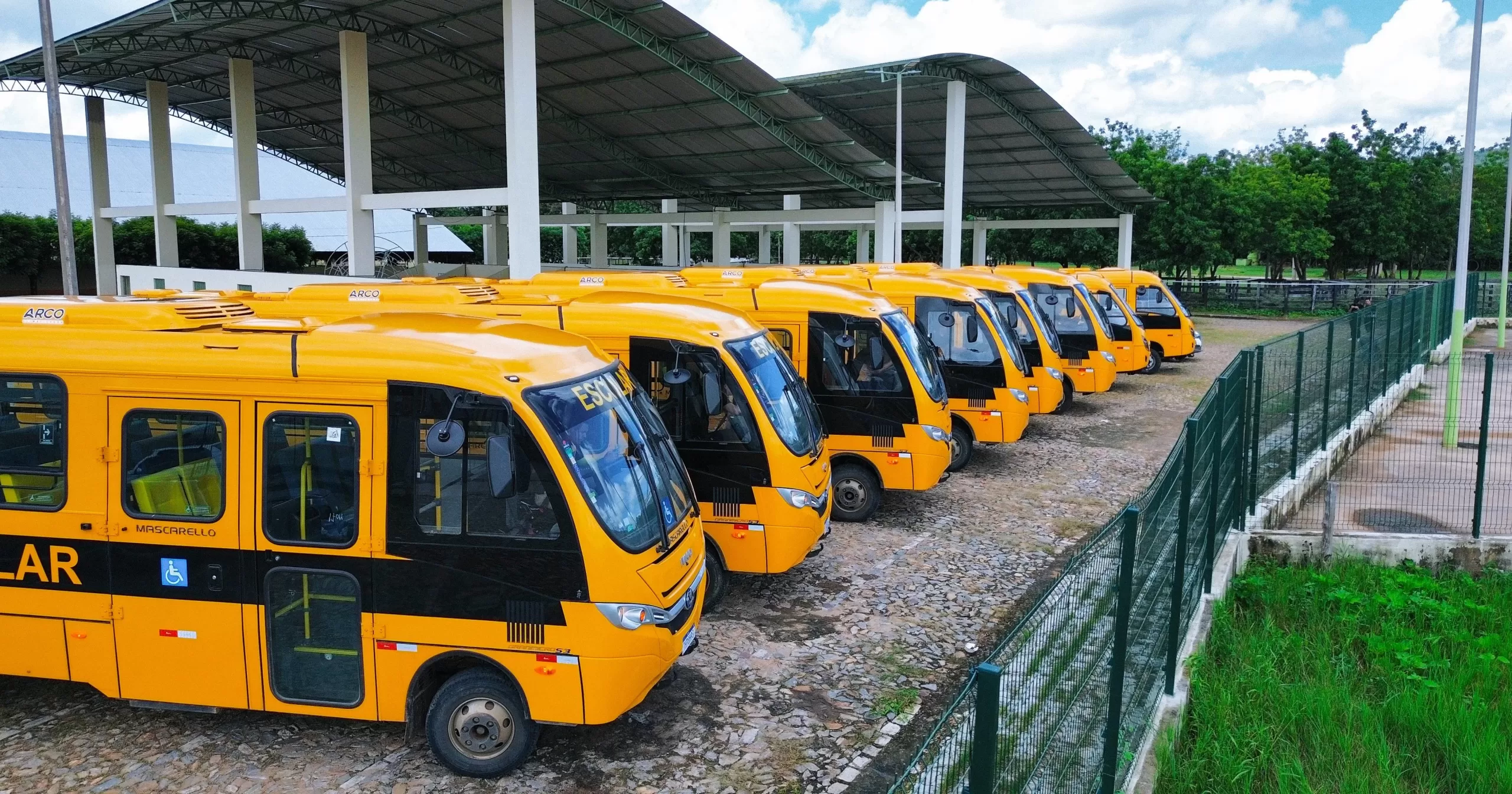 Prefeito-Deda-entrega-8-onibus-e-6-carros-para-reforcar-a-frota-municipal-scaled-aspect-ratio-40-21
