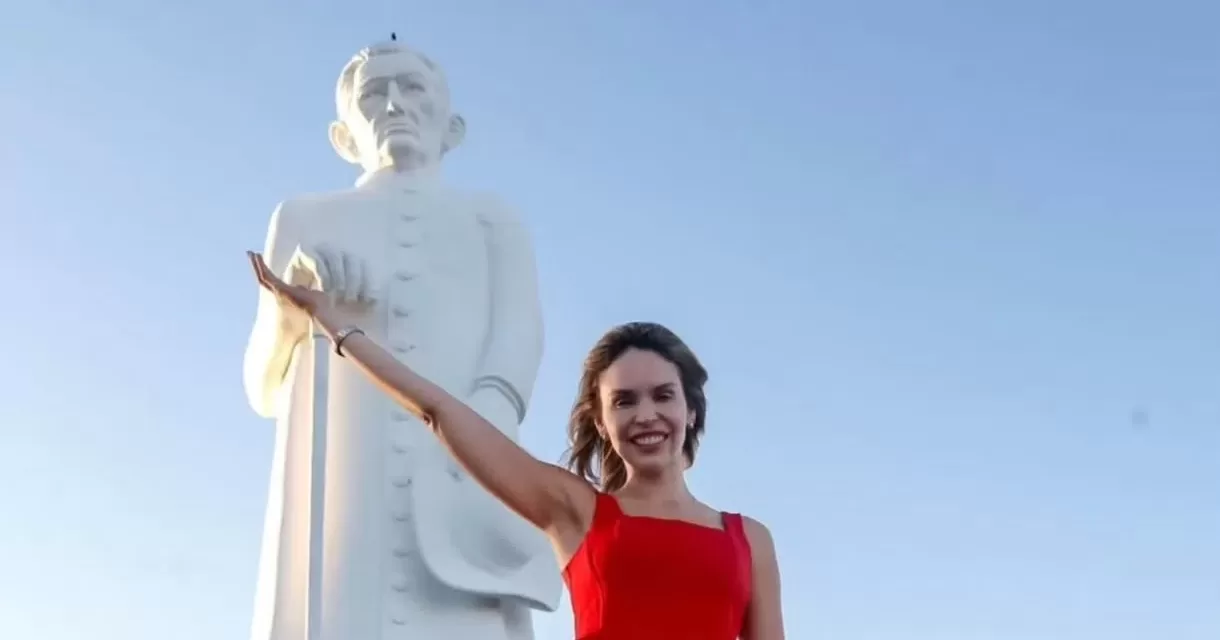 Gabriella-Aguiar-cumpre-agenda-no-Cariri-e-visita-estatua-do-Padre-Cicero-aspect-ratio-40-21
