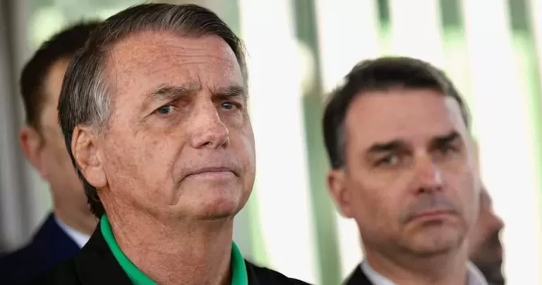CHECAGEM-CARIRIENSI-NOTICIAS-Declaracao-de-Flavio-e-falsa-sobre-video-em-que-o-pai-Jair-Bolsonaro-zomba-das-mortes-por-Covid-19-aspect-ratio-40-21