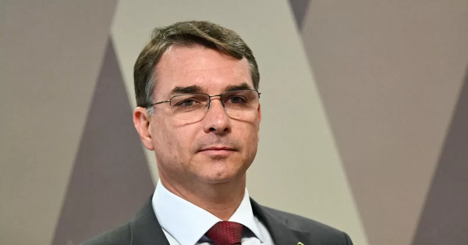 Flavio-Bolsonaro-apresenta-resposta-a-desafio-de-Lula-sobre-abertura-de-sigilos-aspect-ratio-40-21
