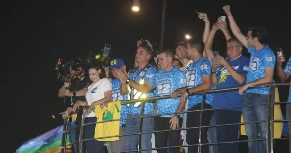 Flavio-Bolsonaro-reune-apoiadores-em-Fortaleza-a-quatro-dias-do-segundo-turno-aspect-ratio-40-21