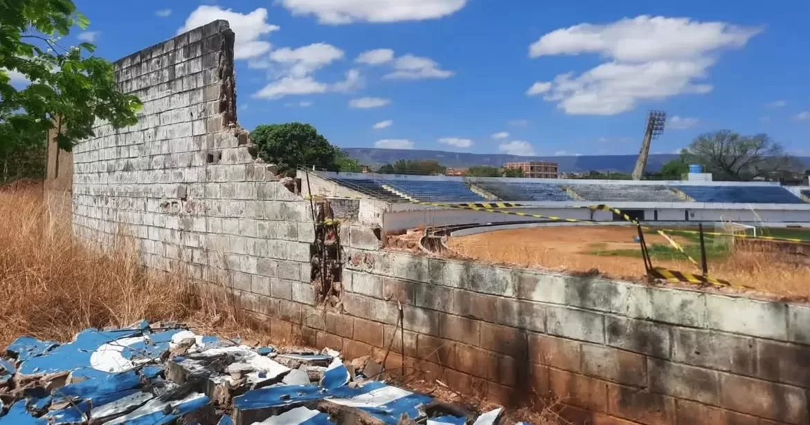 Muro-do-Estadio-Mirandao-desaba-no-Crato-e-area-e-interditada-aspect-ratio-40-21